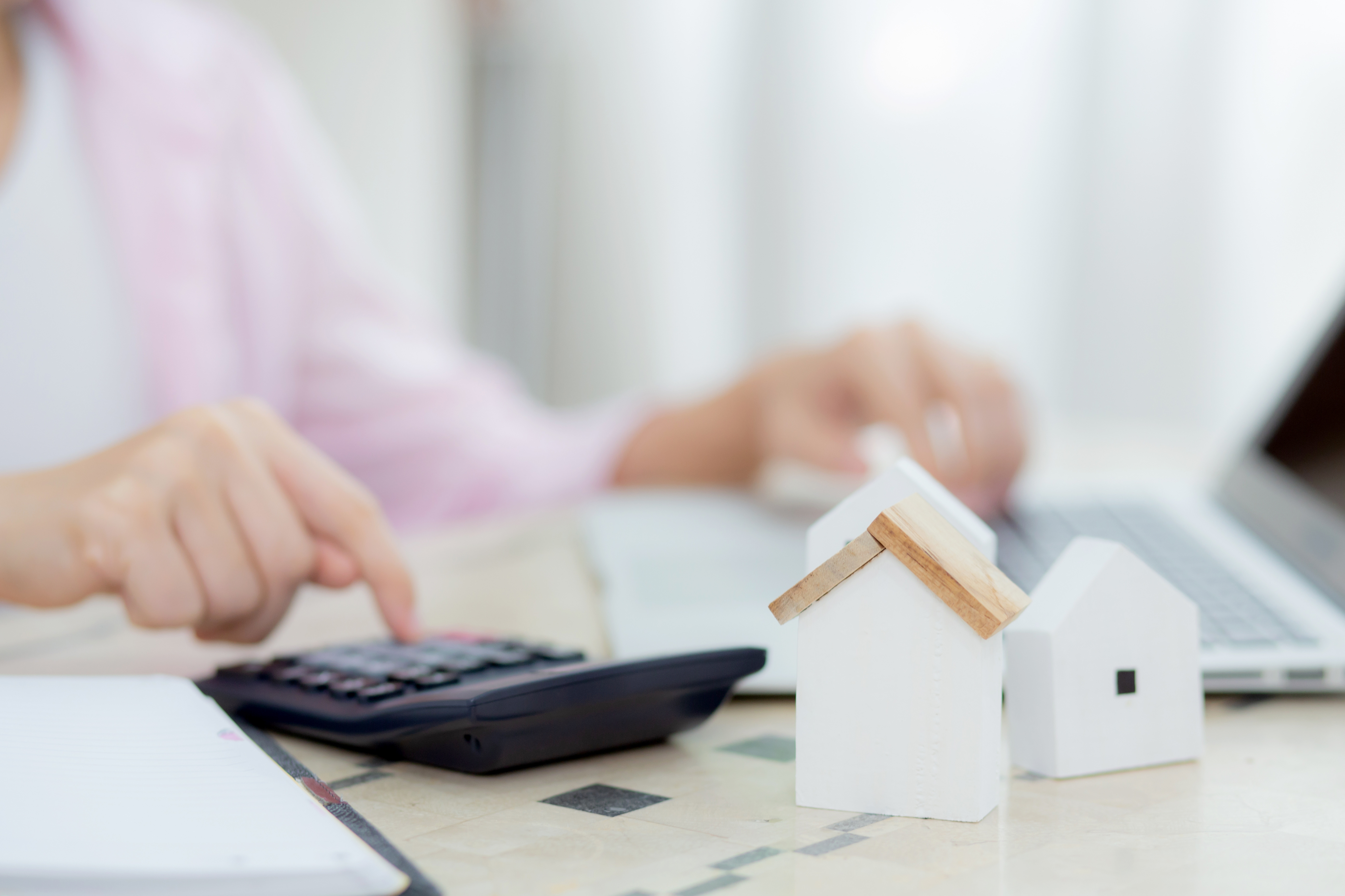 「固定金利にすればよかった」と後悔する前に！プロが教える住宅ローン見直し全手順【2026年最新版】のアイキャッチ